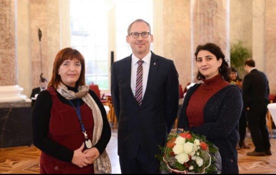 Staatssekretär Kai Klose zusammen mit den Lock Your World-Mitarbeiterinnen Manal Bourhan (re) und Marisa Niefnecker (li).